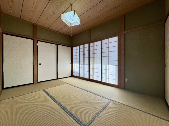 落ち着いた雰囲気の広々和室。来客用のお部屋にピッタリ！障子を開ければ明るい陽射しが入ります。　