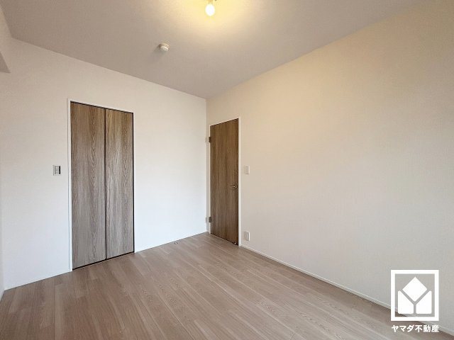 ウォークインクローゼット付きで整理整頓がしやすいお部屋です。