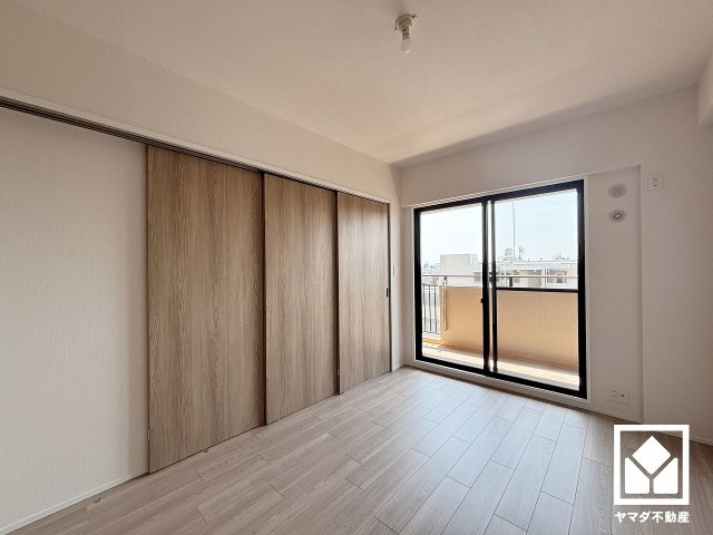 バルコニーにつながるお部屋で、通風・陽当たり良好。リビングに隣接する引き戸のお部屋で、一体利用も可能です。