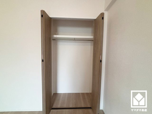 新たに家具を買わなくても良いので、ハンガーパイプ付きのクローゼットは嬉しいですね。奥行きがあるので、収納力も申し分ありません。