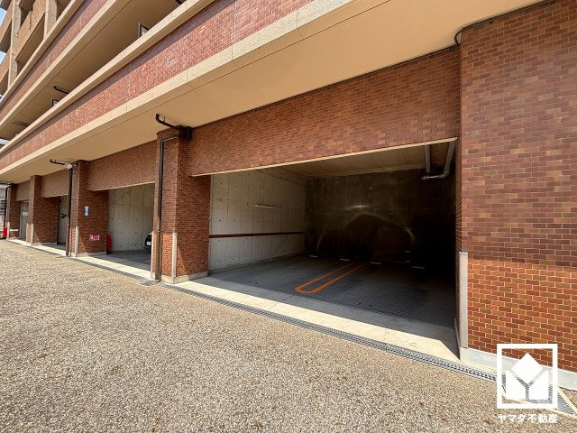 敷地内に駐車場を完備（月額17000円～20000円）。重い荷物や雨の日の移動もスムーズで、快適なカーライフを実現。空き状況等は弊社スタッフまでお気軽にお問い合わせください。