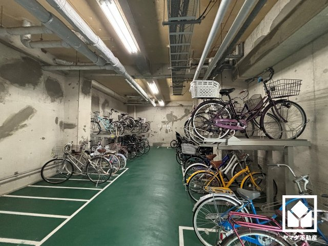 サイクルラックの設置された屋内駐輪場を完備。スッキリ整理されて、自転車同士の接触や転倒の心配がございません（月額200円～400円）。バイク置き場もございます（月額1200円）。
