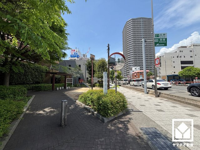 敷地北側にすべり台やベンチの設置された「津門稲荷北公園」がございます。徒歩圏内には他にも複数の公園があり、子育て世帯の方にもお勧めです。