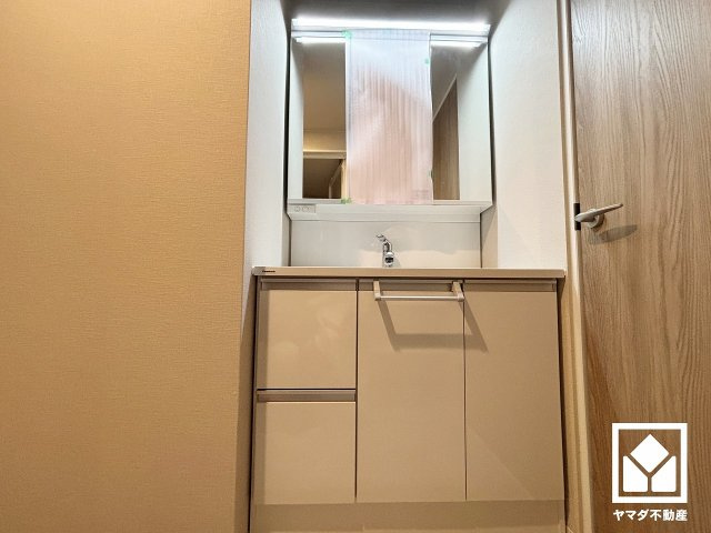 収納付きでスッキリお使い頂ける3面鏡の洗面台です。洗面ボウルが広めなので、忙しい朝でも身支度がしやすく時短になります。