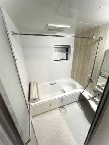 浴室換気だけでなく、自然換気も取り入れやすい窓付き仕様です。