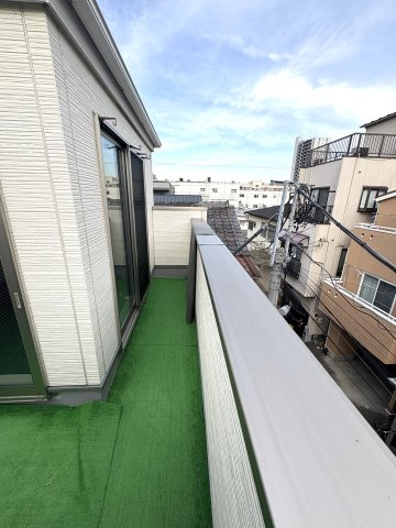 開放感のある3階バルコニーは、洗濯物干しだけでなく気分転換スペースとしても活用可能。