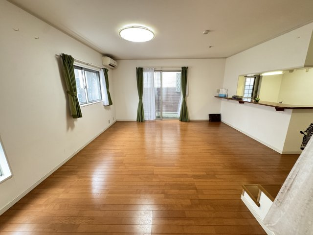 大きな窓から差し込む光で明るいLDKに♪