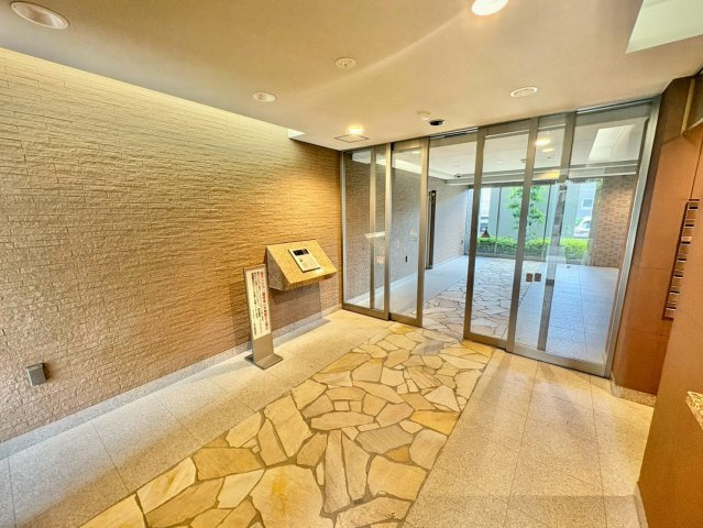 【安心のオートロック完備】プライバシーを守り、住まいの安心を叶えるエントランス