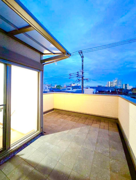 屋上ルーフバルコニー付きです☆