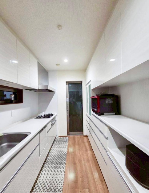 【食洗機付きのシステムキッチン＋背面カップボード付きです♪】