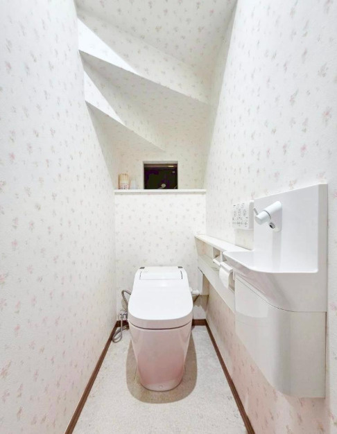 トイレは1階と2階の各階に完備♪こちらは1階のタンクレストイレです☆