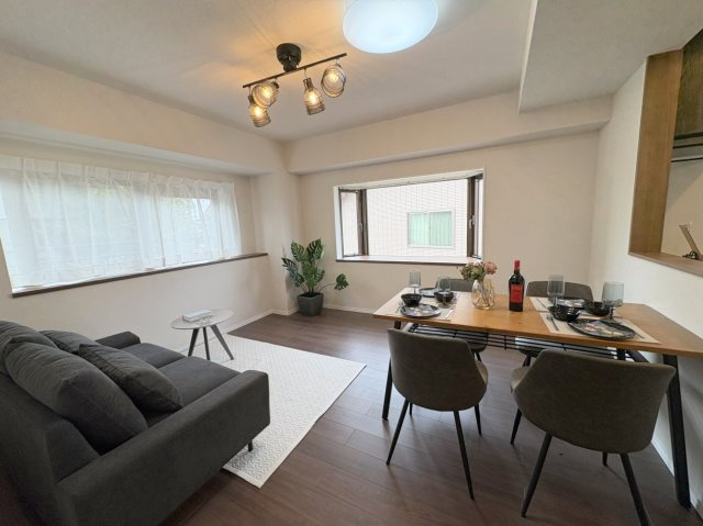 リビング/2面からの採光で明るいお部屋でお過ごしいただけます！