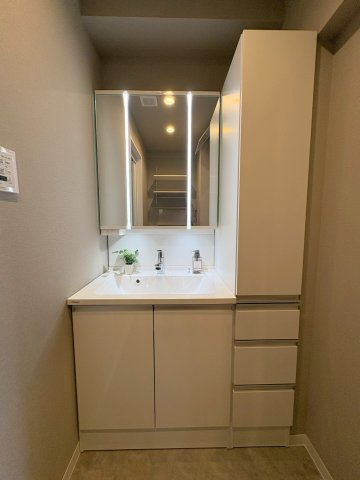 洗面化粧台/3面鏡で身支度に便利です！