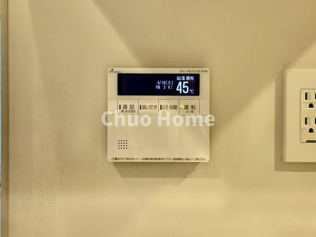 【給湯リモコン】外での一日を忘れさせてくれるオートバス機能でお好みの湯量・温度に調整された浴槽。