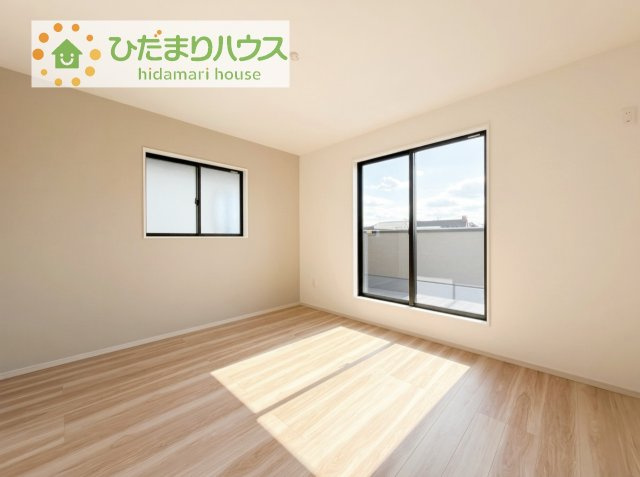 広めの主寝室は、ベッドの他にもパソコンデスクやドレッサーなども置けちゃいます(*^-^*)