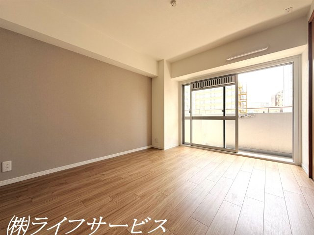 バルコニー側洋室6.5帖/南向きのバルコニーに面した陽当り良好のお部屋です！クローゼット有！