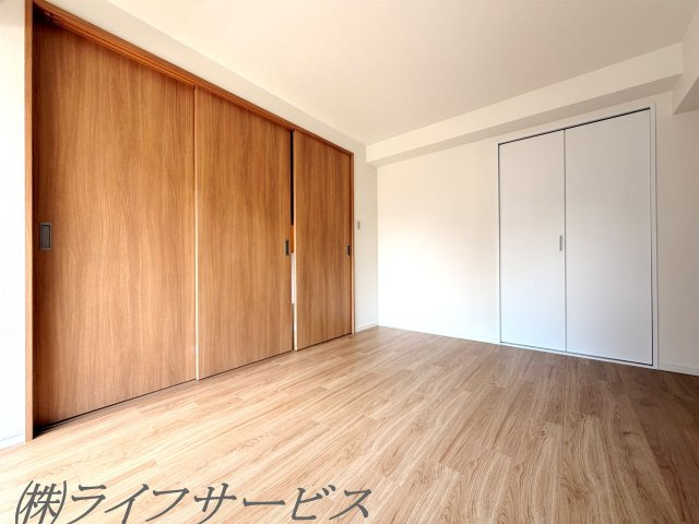 バルコニー側洋室6.5帖/南向きのバルコニーに面した陽当り良好のお部屋です！クローゼット有！