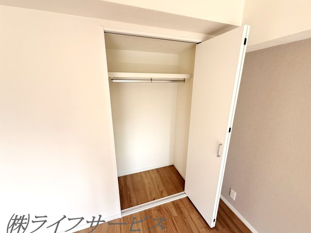 バルコニー側洋室6.5帖/南向きのバルコニーに面した陽当り良好のお部屋です！クローゼット有！