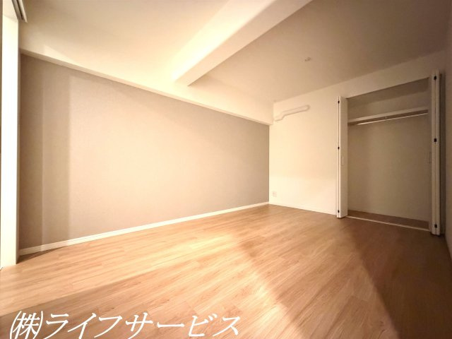 玄関側洋室6.0帖/シューズインクローゼットからも出入りが可能！クローゼット有！
