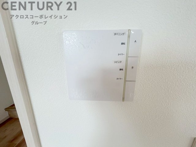 床暖房は、効率的な暖房システムであり、床からの温かさが快適な環境を提供します。床全体が均一に暖まり足元からの暖かさが感じられます。また空気の循環が少ないため、ホコリやアレルゲンの拡散を抑えます。　
