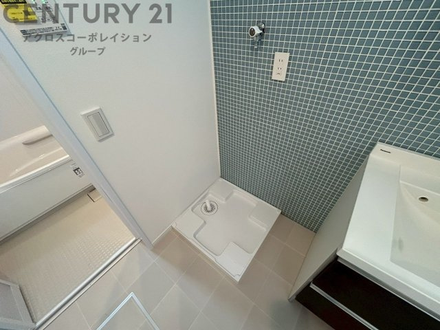 洗濯物の仕分け作業がしやすく、整理整頓が容易になります。洗濯音や湿気を他の部屋に持ち込まず、生活環境を快適に保ちます。上部を活用すれば収納スペースを確保でき洗剤や洗濯用品の整理もしやすくなります。　