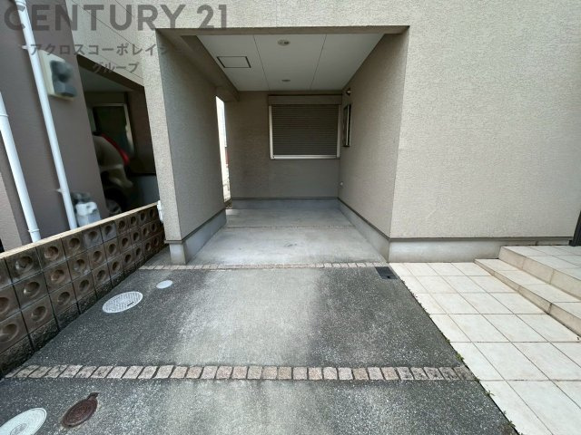 車庫付き　天井があり、雨風から愛車を守ってくれます。　