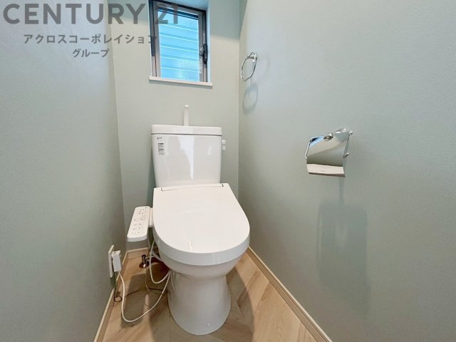 温水洗浄便座付トイレは温水洗浄機能により、暖かい水でおしりを洗浄することができ、冷たい水を使う従来の便座に比べ、温水洗浄機能で暖かいトイレを提供し、快適な使用を可能にします。　