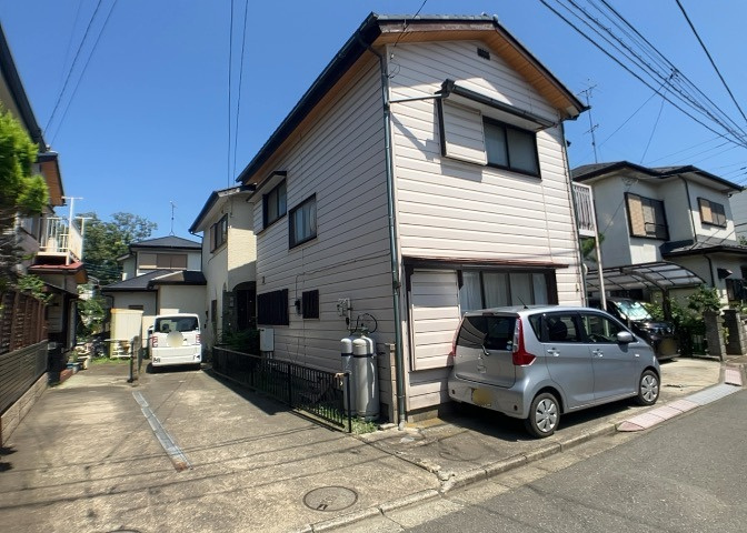 東側道路の場合は居室を南向きに設計しやすいため、朝日が入りやすいというメリットがあります。一方、西側道路も東側同様に居室を南向きに設計しやすいのですが、住宅地だと朝日が入りにくいという弱点があります。