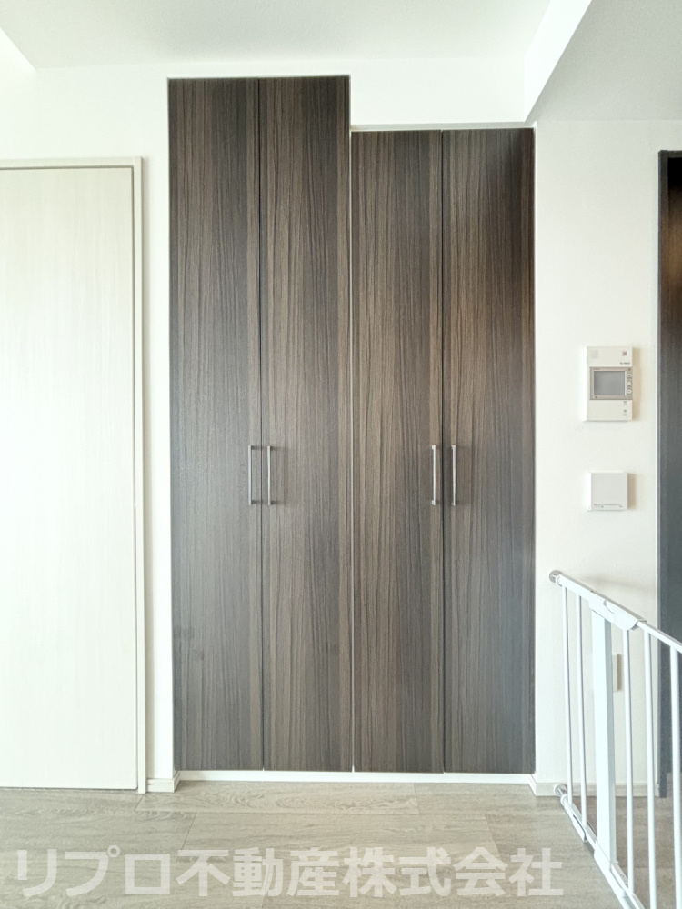 リビングの収納スペース。日々の生活用品や小物もすっきり整理できます！