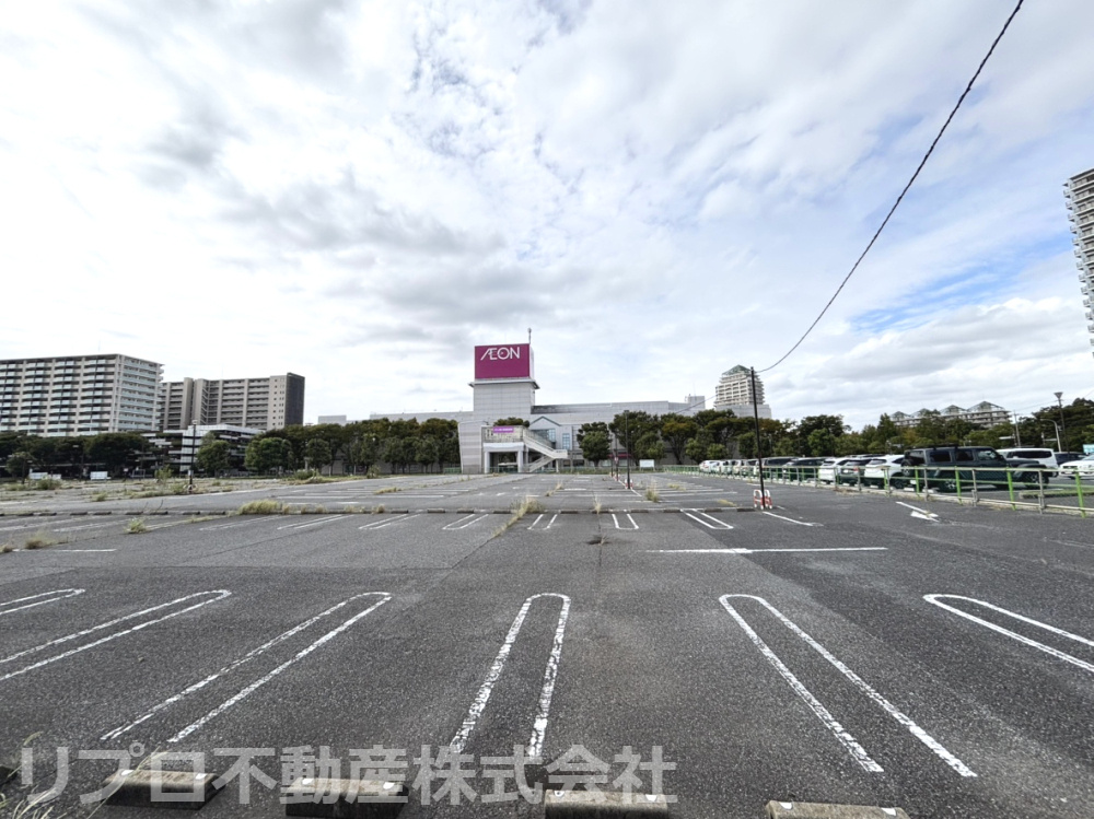 マンション前のイオンモールまで徒歩すぐ！毎日の買い物や週末のお出かけも楽しめます♪