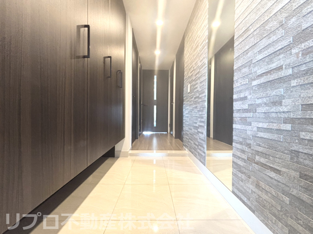 大容量のシューズクローゼット付きの玄関、壁にはグレーのエコカラットで美しいデザインが際立ちます！