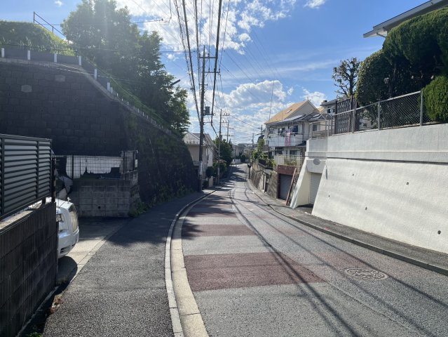 坂の上から見下ろす、開放感のある眺望。