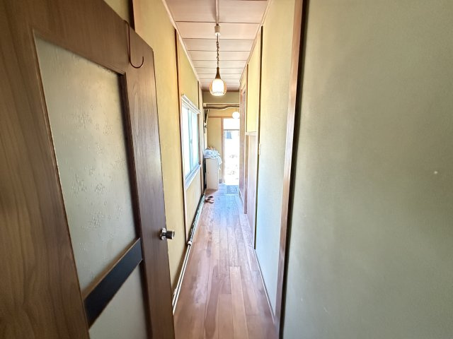 各居室へつながる廊下部分は木目調の床と落ち着いた色合いが温かみを感じさせる空間。窓から自然光が入り圧迫感を感じにくい造り。和風住宅らしい趣を感じながらゆったりと室内を移動できる間取りとなっています。