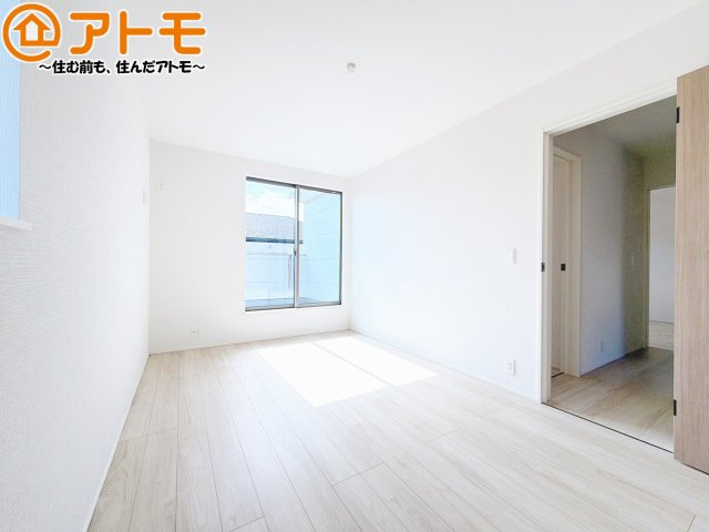 バルコニーに面したお部屋なので、布団などの大きなものも楽々干せます♪