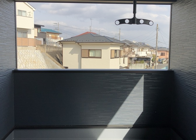 バルコニーは、室外の専用スペースのうち、「屋根がなく開放された空間」であるものを指します。ベランダより広いタイプのものが多く、日当たりもよいため家庭菜園などを楽しみたい人にとって適した環境となります。
