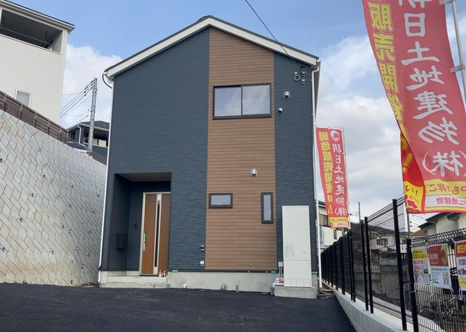 ついに完成致しました！現地をご見学に行く際は、道路の幅や周辺の交通量、施設などをご確認頂くことをおすすめします！物件の流れが早いため、内見をしたい方はお早めに当社営業までお問い合わせ頂きご予約下さい！