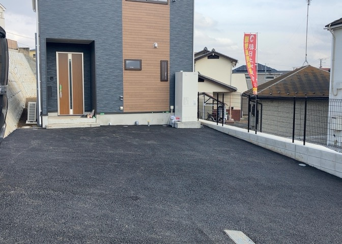 駐車場と明記されていても、最小スペースでつくられた駐車場だと大型車は駐車できなかったり、出入りしにくくなったりする可能性があります。お車のサイズと購入したい物件の駐車場のサイズを現地で確認しましょう。