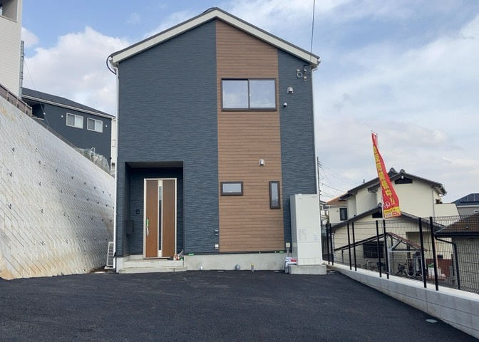 住宅用の土地では前面道路に2m以上接していなければならないと法律で定められています。しかし、お持ちの車のサイズやライフスタイルなどにより、2mでは利便が悪い場合もございますので、事前に確認しましょう。