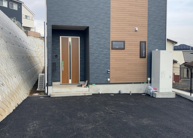 木造住宅とは土台、壁、柱など建築物の強度を支える構造体の材に木が使用されている構造を指します。構造体は建物の自重を支えるだけではなく風圧や水圧、積裁荷重などあらゆる衝撃に耐えるための基礎です。