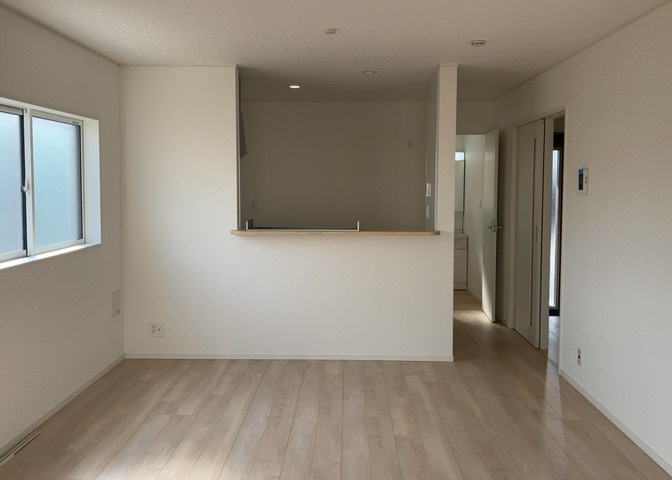 ダイニングは、食事や家族の団らんスペースとしてだけではなく、ほかの用途としても使用することができます。ダイニングテーブルを置き、食事のためのスペースを作ることでリビングとの差別化を図ることができます。