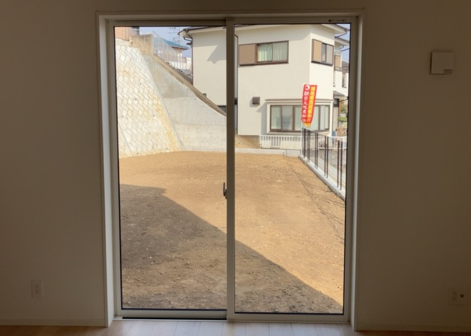 サッシとは、ガラス窓に使用される金属製の窓枠のことです。一般的に住宅建築では、金属製建具工事の段階で備え付けるもので、ガラス類や玄関、バスルームのスチール製のドアなどと同じタイミングで工事を行います。