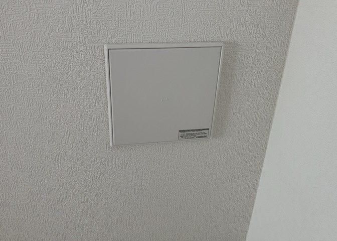 1日中建物内の換気が行われるように設計された仕組みです。気密性の高い住宅は、家に籠った空気でシックハウス症候群になる可能性がありますが、24時間換気システムであれば計画的な換気で対策が可能です。