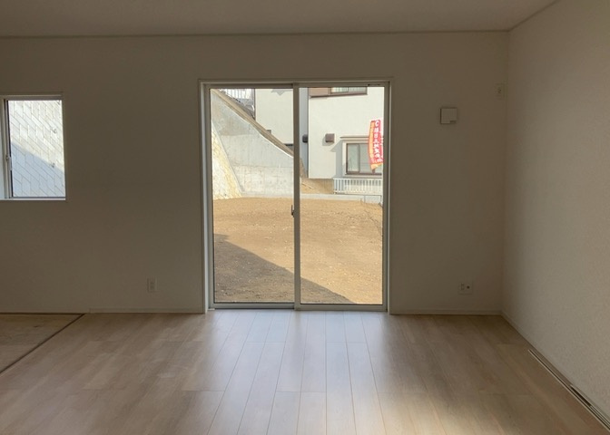 直線タイプはLとDKを一直線に並べた形で対面キッチンのタイプです。一般的なのでよく見かけるかもしれません。直線タイプに似た直接アイランドタイプは、キッチンとダイニングの間に壁がない分広く感じられます。