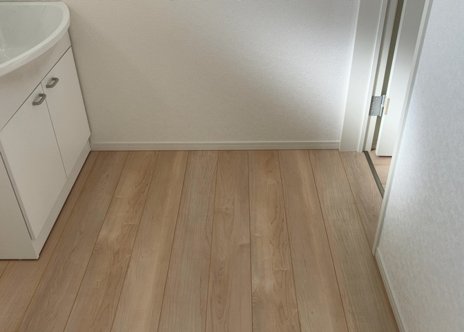 多くの戸建て住宅で見かける洗面脱衣所は、洗面台と洗濯機が2畳ほどのスペースに並べられていて、洗面所が脱衣所を兼ね備えている間取りが一般的です。お客様が利用することもある、パブリックな空間でもあります。