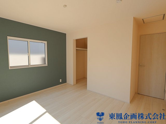 明るくゆとりのあるお部屋は寝室にぴったり