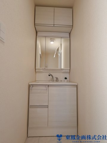 収納を完備した独立洗面台