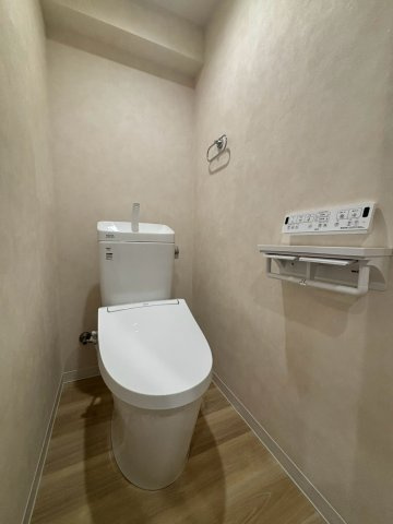 毎日の何気ない時間にも心地よさを。温水洗浄便座付きの快適なトイレ空間。