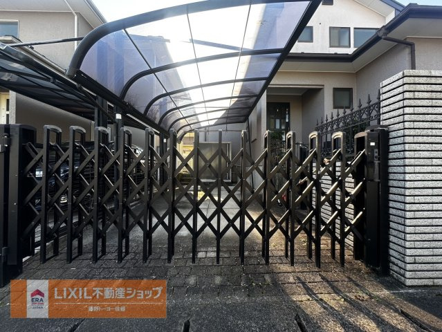 カーポート付駐車スペース。大切な車を雨風から守れますね。