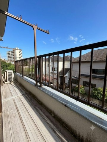 2部屋をつなぐ広々バルコニー。南向きで陽当たりが良く、晴れた日はお洗濯物がよく乾きそうです。