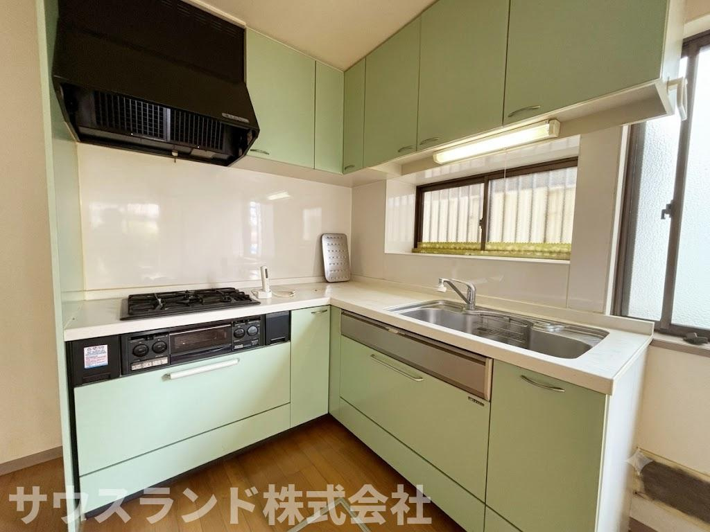 L型キッチンは90度の回転でお料理ができ、細かな移動の負担が減るので効率的です。